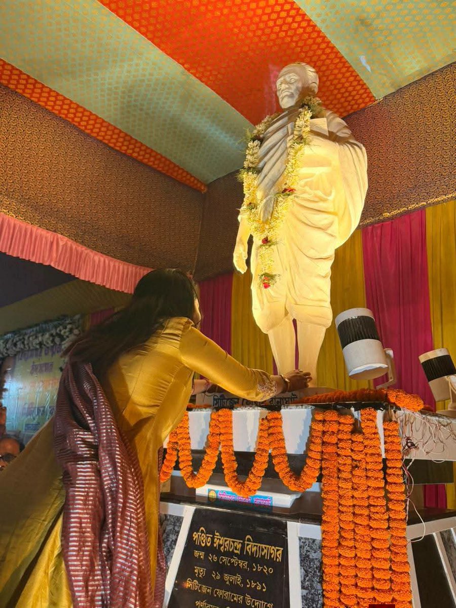 me_sumana4489's tweet photo. Ranaghat Citizen Forum has unveiled the statue of the great man Ishwar Chandra Vidyasagar on his birth anniversary.

His contribution to education, social reform and women's education is unforgettable.

May the ideals of Vidyasagar Ji guide us.

A humble tribute. 🙏

#VidyasagarJayanti #Ranaghat