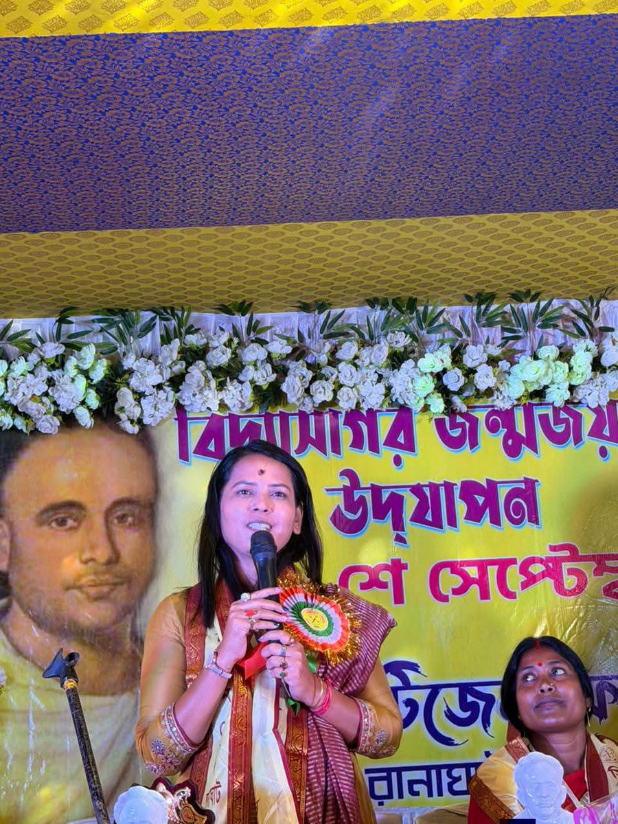 me_sumana4489's tweet photo. Ranaghat Citizen Forum has unveiled the statue of the great man Ishwar Chandra Vidyasagar on his birth anniversary.

His contribution to education, social reform and women's education is unforgettable.

May the ideals of Vidyasagar Ji guide us.

A humble tribute. 🙏

#VidyasagarJayanti #Ranaghat