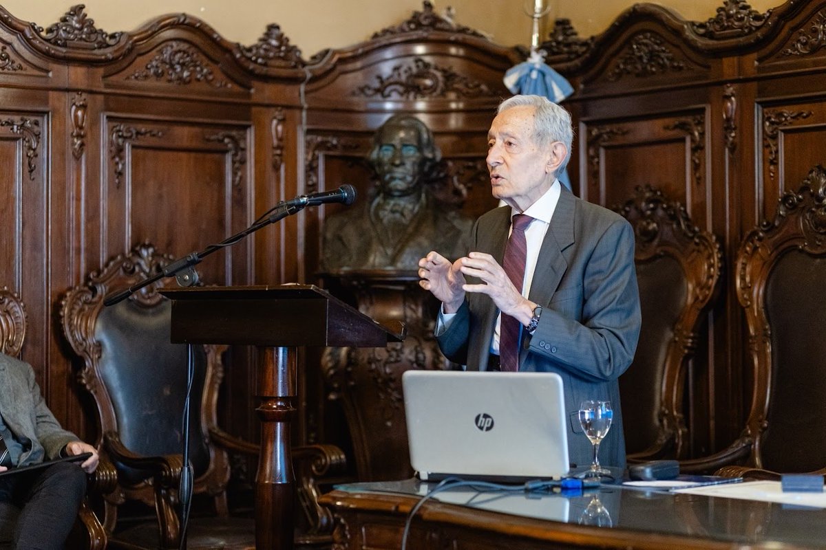 marcapello's tweet photo. La UNC distinguió con un Doctorado Honoris Causa a Alberto Porto (UNLP), por su extraordinaria carrera académica y su permanente relación con la FCE-UNC, a través de las Jornadas Internacionales de Finanzas Públicas y el Seminario de Federalismo Fiscal https://t.co/2SWqWqjUId