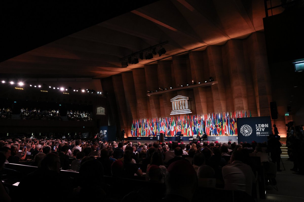 UNESCO's tweet photo. A historic day at UNESCO, in pictures. 📸

Pope Leo XIV brought a message of peace, human dignity and dialogue to the Organization.

From the future of AI to building bridges between people and cultures, discover some of the moments that marked this historic visit.

🔗 Look back at the visit and discover more: https://t.co/yDEz4y1h1F
#ForThePeople