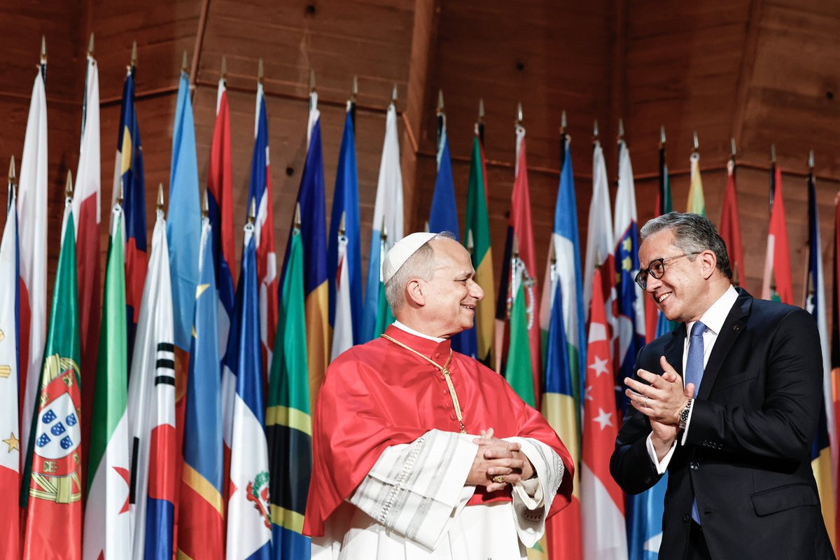 UNESCO's tweet photo. A historic day at UNESCO, in pictures. 📸

Pope Leo XIV brought a message of peace, human dignity and dialogue to the Organization.

From the future of AI to building bridges between people and cultures, discover some of the moments that marked this historic visit.

🔗 Look back at the visit and discover more: https://t.co/yDEz4y1h1F
#ForThePeople