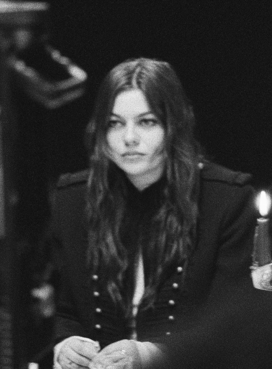 PopCraveFR's tweet photo. Le clip du nouveau single de Louane « Yeux » est disponible. https://t.co/Fx6swWYaTW