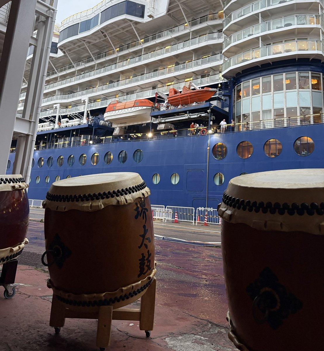 junkokakei's tweet photo. こんばんは！堺太鼓です🥁
本日9月26日（土）
大阪港（天保山客船ターミナル）にてクルーズ船のお見送り演奏を行いました！夕暮れ時の美しい港から旅立つ船と乗客の皆さまへ、届く限りのエールと私たちの魂の響きをお届けしました🌊
#堺太鼓 #和太鼓 #太鼓演奏 #大阪港 #天保山客船ターミナル https://t.co/wnMhHBDevU