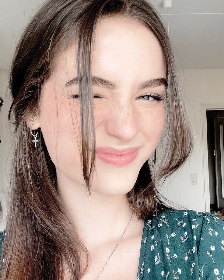 lovemeres's tweet photo. @indecentpals completely desperate right now because this izzy need more people to keep her alive to this day . . please be kind enough to choose this girl to be one of your friends by redden the heart. i can guarantee you, we will get along really well. :p https://t.co/UgmgXzBDCJ