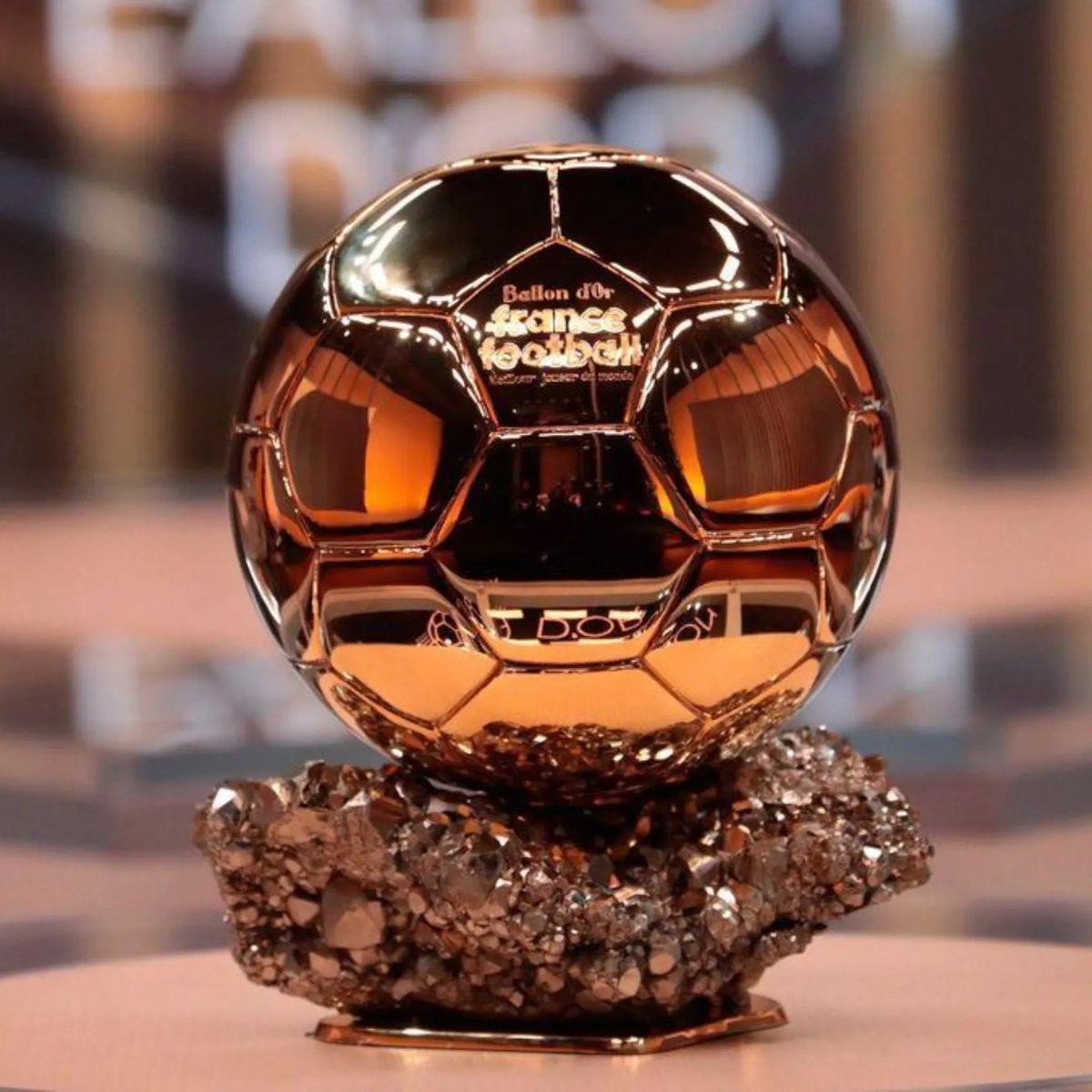 enbajafutbol's tweet photo. 🗣️ Lamine Yamal, sobre el Balón de Oro: "Soy muy distraído, el otro día se me cayó mi Té Matcha sobre mi libro de literatura feminista" https://t.co/HocmGaxmYz