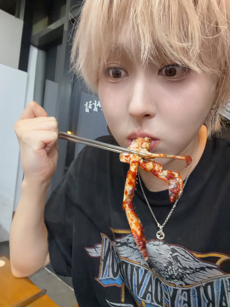 chabjoOo's tweet photo. 양념게장 먹는 햄스터 실존🐹 https://t.co/hR7L0CBnVq