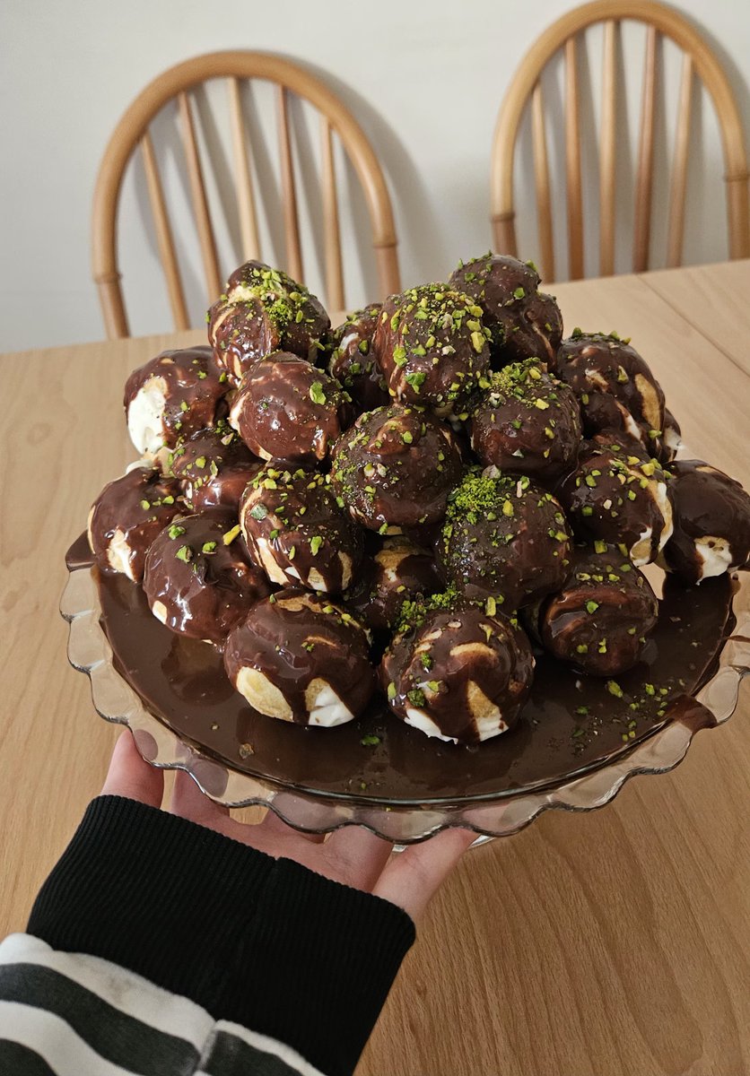 Ayaaallgaa's tweet photo. Profiterolün bol çikolatalı olanı makbuldur efenim. https://t.co/gVVzD7nCfG