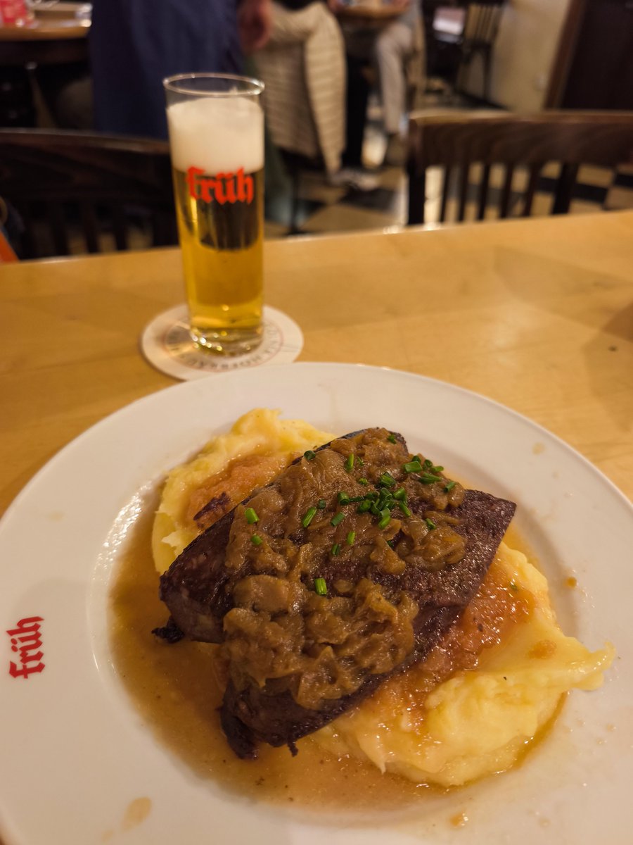 dame_tre's tweet photo. 旅の最後はケルシュビールと血のソーセージだっっっっ！！ケルシュビール美味すぎ！！ https://t.co/HBbkgPOZT8