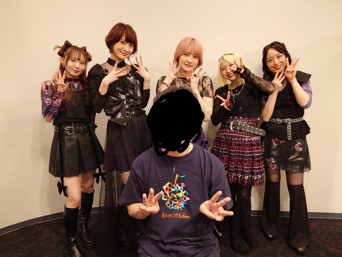 Mkt0690's tweet photo. 本日はEOEファンクラブイベント☺️
事前にくじでA賞のグループ写真撮影が当たってたので、いつもに増して楽しみにしてました🙌
新曲は2曲とも披露がありました👏
そして罰ゲームのMINAちゃんの着ぐるみ？はめちゃくちゃ可愛かったです😍
#EOE #EastOfEden #Ayasa #湊あかね #YUKI #MINA #MIZUKI https://t.co/vvz4Cqw5GU