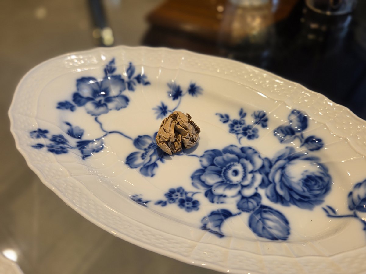 Hoxton_square's tweet photo. まさかのアクスタ全忘れ、チケホルにあった頂き物のステッカーでなんとなくごまかした😂😂😂
そしてあの！蒙武さんが散らかすテーピングの実物❗殿が間違えても仕方ない🤪
素敵なティータイム🫖ソワレ後お腹空きすぎて爆速で食べた鯖寿司‼️ありがとう大阪！いつかはもっとゆっくり過ごしたい🚅 https://t.co/pzMZRxsUpV