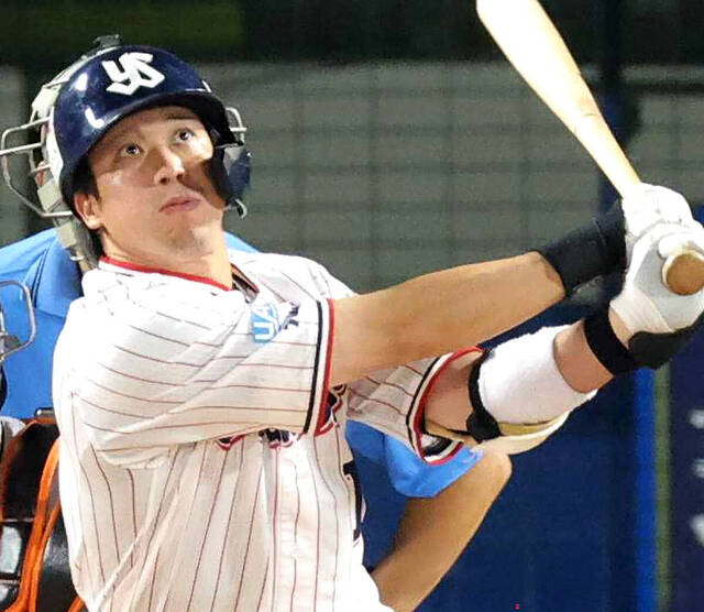 Dorapeinet's tweet photo. 【ヤクルト】山田哲人が初の代打サヨナラ弾！　故障に苦しんできたベテランが９回意地の２ラン
https://t.co/ZpMwcOjaGw

◆ＪＥＲＡセ・リーグ　ヤクルト５×―３中日（２６日・神宮）

　ヤクルト・山田哲人内野手が３ー３で迎えた９回１死二塁から代打で登場し、橋本から左越えに２号サヨナラ２... https://t.co/PjKQ9Fppwz