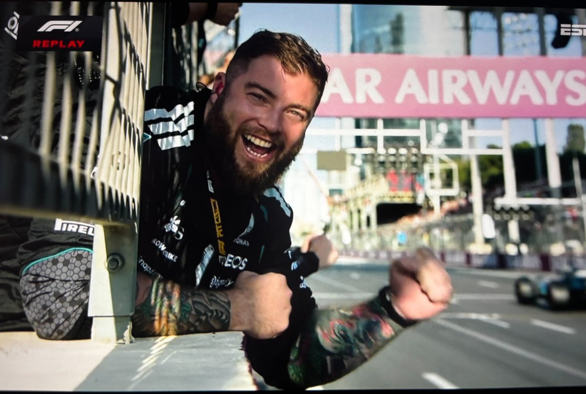 prettyrusslboy's tweet photo. LOOK HOW HAPPY OUT ELITE EMPLOYEE IS IM SO HAPPY https://t.co/tHSqNBuf65