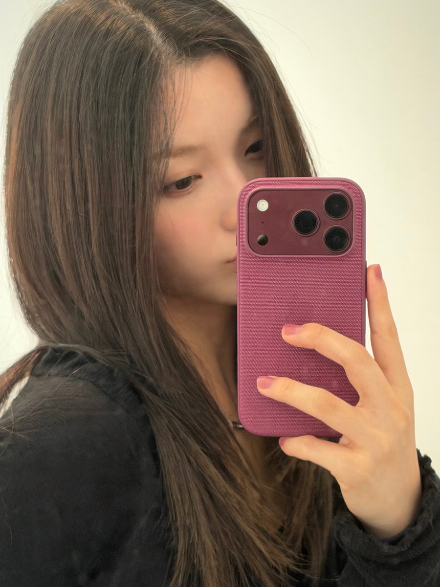 pingu_inging's tweet photo. 18프로 버건디를 누가 사나 했는데 로하가 샀네 그와중에 네일 깔맞춤한거 졸기 https://t.co/OcBeSPRJOf
