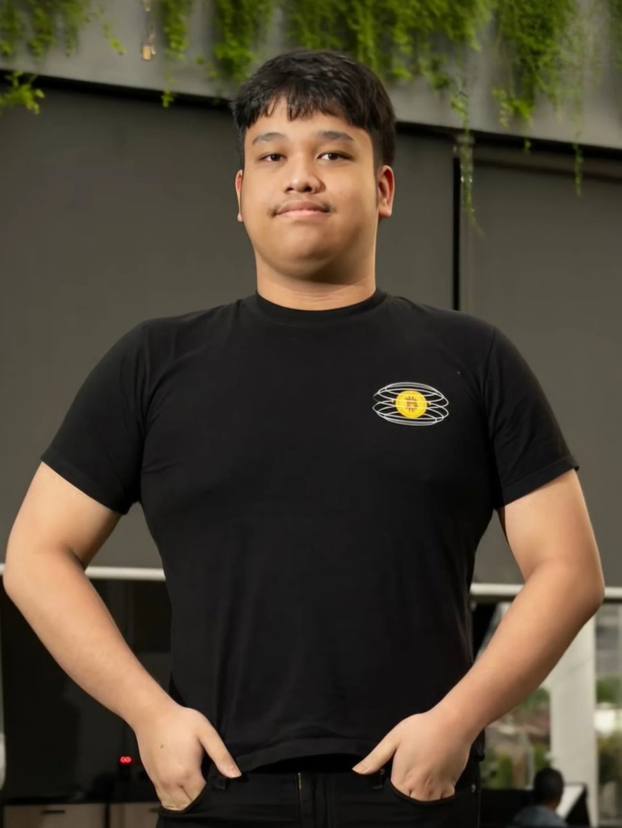 LambeSahamjja's tweet photo. mindset yudho anak purbaya:

dia gak mau pamer padahal punya milyaran dari umur 16 tahun

buat mobil yang penting bisa jalan dan ac dingin ga perlu mobil sport

pilih lcgc kayak sigra agya brio karena udah cukup nyaman buat dia

lebih suka investasi ke properti kayak tanah sama rumah daripada otomotif

pola pikirnya lebih ke prioritas fungsi dan aset jangka panjang bukan gaya hidup