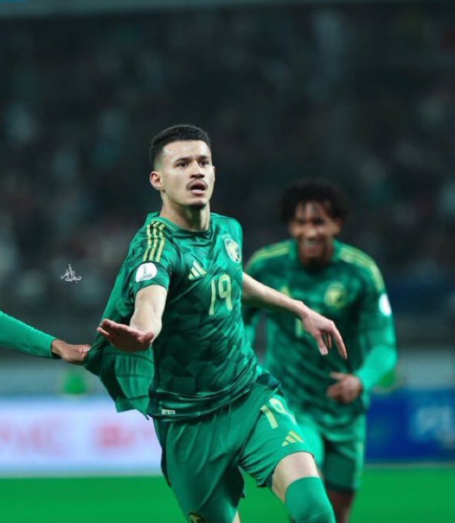 kr18kr's tweet photo. من يحمل شعار الوطن ويمثله ، يجب دعمه 
اذا بتطلب من اي لاعب يأدّي اللي عليه ، فعليك ان تطلب من نفسك كمشجع تأدّي اللي عليك من دعم للاعبين وحضور للملعب وتشجيعهم والدفاع عنهم

تعاونوا من اجل الوطن 🤍💚

كل التوفيق يا عبدالله الحمدان وباقي الصقور 💪🏽

#كاس_خليجي_٢٧
#السعودية_عمان https://t.co/V3kMrJ8tK0