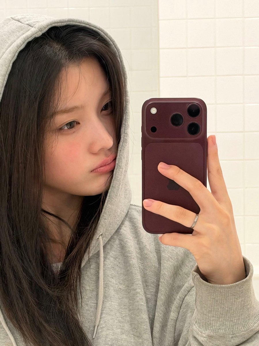 pingu_inging's tweet photo. 18프로 버건디를 누가 사나 했는데 로하가 샀네 그와중에 네일 깔맞춤한거 졸기 https://t.co/OcBeSPRJOf