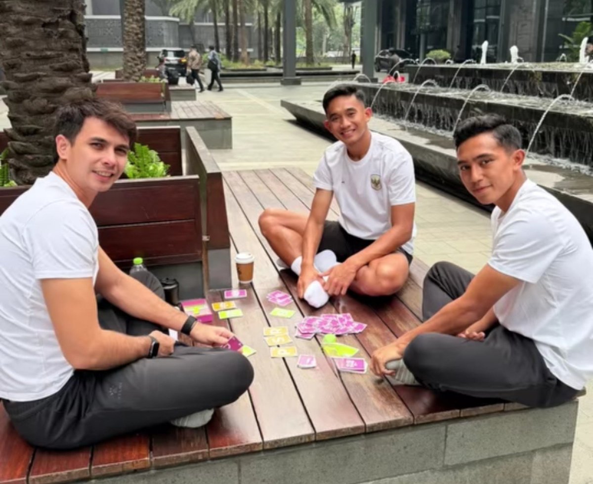 leonisecret's tweet photo. It seems Malaysians &amp; Singaporeans think that Indonesia's only 1 ethnic, Javanese😭

HELLO, WE HAVE 1340 ETHNICITIES!

Not all of them have Malay/Java look/name.

Look at Nadeo (left) Indonesian pure blood😅👇🏻

Pelupessy/Bakarbessy/Mulyadi/Oratmangoen're real Indonesian surnames https://t.co/dbt6by4DaG