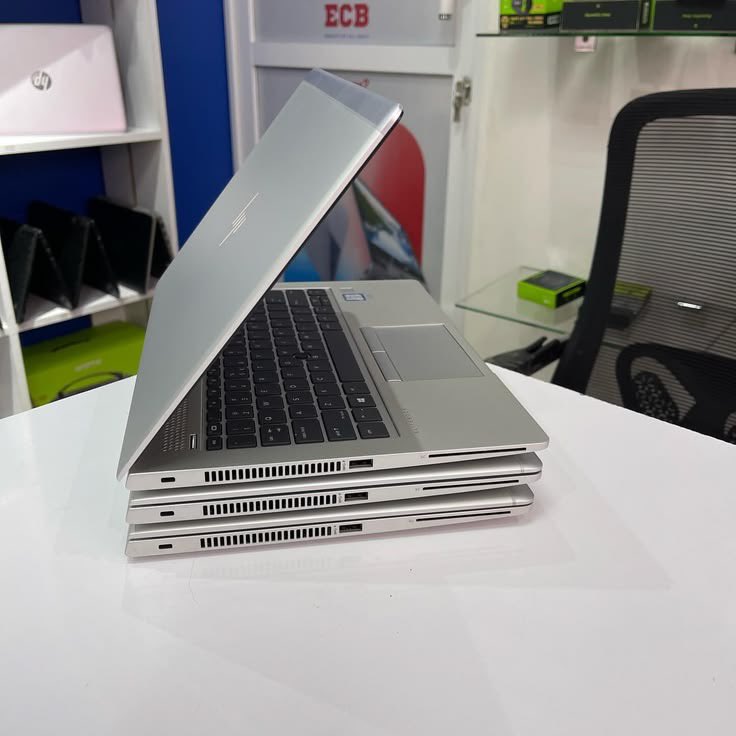 FGlobalBusiness's tweet photo. HP Elitebook 830 G6 Core i3 8ème génération
⚙️Processeur Intel Core i3-8145U (8e génération, double cœur, fréquence de 2,1 GHz à 3,9 GHz Turbo)
🛡️Ram 8Go DDR4 (16Go DDR4 dispo)
📀Disque Dur SSD 256Go (Extensible à 512Go)
💻Écran Full HD 13.3 pouces 
⌨️Clavier D’origine Azerty https://t.co/a6LZAFw4n8