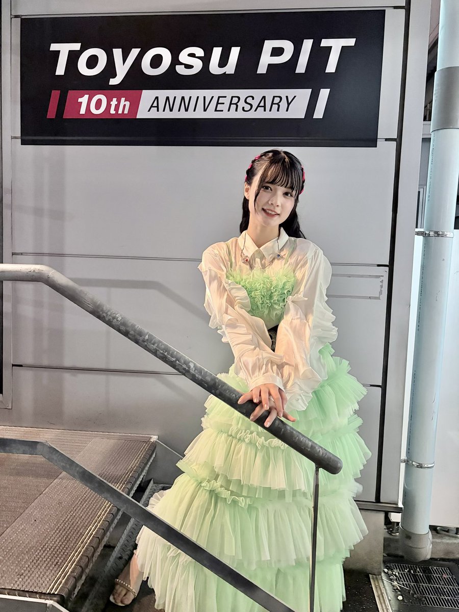 sajounohanasana's tweet photo. 憧れのKey楽曲を初めて担当させていただいた宝物のような「LOOPERS」の曲を生バンドと素敵な演出で皆さんにお届けできた夢のような時間でした！✧*

「イチジツセンカ」もLIVE初披露！

帰り道、雨で寒いけど心に8月の青空を思い浮かべて気をつけて帰ってね！

衣装の色もLOOPERS意識したよ

#KSL2026 https://t.co/ZXIscSC0MR