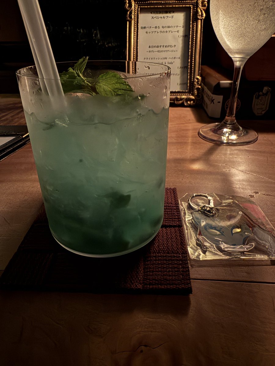 AntValanga's tweet photo. ほーらendorfin.オタクくん達
ミントブルー・ガール概念の酒だよ〜
(モヒートにブルーキュラソーを垂らして貰いました) https://t.co/vdap14oTig