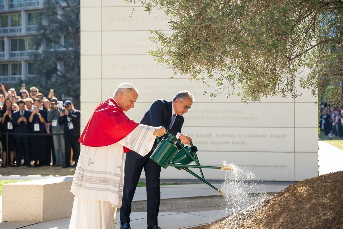 UNESCO's tweet photo. A historic day at UNESCO, in pictures. 📸

Pope Leo XIV brought a message of peace, human dignity and dialogue to the Organization.

From the future of AI to building bridges between people and cultures, discover some of the moments that marked this historic visit.

🔗 Look back at the visit and discover more: https://t.co/yDEz4y1h1F
#ForThePeople