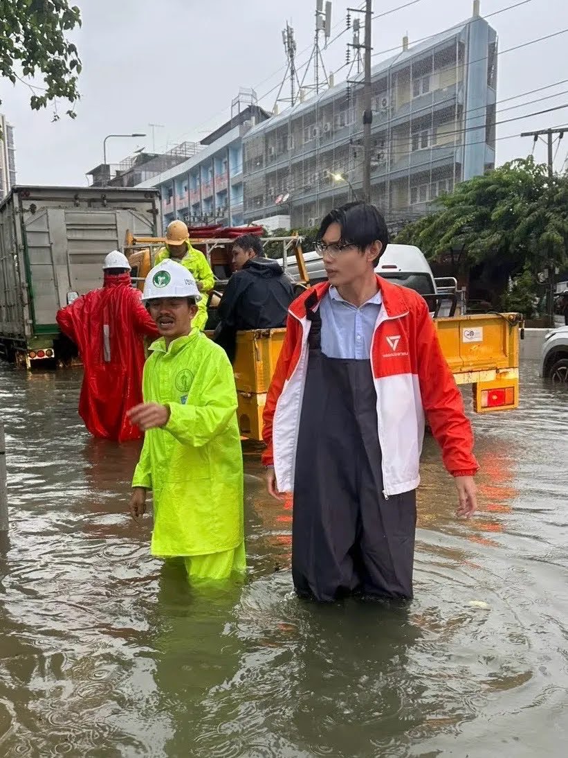 PPLEThai's tweet photo. [ พรรคประชาชน ลุยลงพื้นที่ช่วยเหลือผู้ประสบภัยน้ำท่วมขัง ]
.
จากสถานการณ์ฝนตกหนักสะสมต่อเนื่องในเขตกรุงเทพมหานครและปริมณฑล จนส่งผลให้เกิดน้ำท่วมขังสูงในหลายเส้นทางสัญจรและชุมชนริมคลอง
.
ทีมสมาชิกสภาผู้แทนราษฎร (สส.) และสมาชิกสภากรุงเทพมหานคร (ส.ก.) พรรคประชาชน ได้กระจายกำลังลงพื้นที่สำรวจความเสียหาย ตรวจวัดระดับน้ำ เร่งบรรเทาความเดือดร้อน และประสานงานหน่วยงานที่เกี่ยวข้องอย่างเต็มกำลัง
.
โดยในขณะนี้ ทีม สส. และ ส.ก. พรรคประชาชน เร่งดำเนินภารกิจเร่งด่วนในพื้นที่ 4 ด้านหลัก:
.
• ประสานผู้อำนวยการเขต ภาคเอกชน ห้างสรรพสินค้า วัดและโรงเรียนในพื้นที่ เพื่อเปิดพื้นที่เป็นศูนย์พักพิงชั่วคราวและที่จอดรถฟรีแก่ประชาชน
• จัดส่งอาหาร น้ำดื่ม และกระสอบทราย เข้าช่วยป้องกันบ้านเรือนของพี่น้องประชาชนและกลุ่มเปราะบาง
• ประสานกับกองทัพและหน่วยงานกู้ภัย ในการเคลื่อนย้ายผู้ป่วยติดเตียง ผู้สูงอายุ และกลุ่มเปราะบาง ออกจากพื้นที่น้ำท่วมขังสูงมายังสถานที่ปลอดภัย
• เผยแพร่ช่องทางติดต่อแจ้งเหตุและจุดประสานงาน เพื่ออำนวยความสะดวกให้ประชาชนได้รับความช่วยเหลืออย่างรวดเร็วที่สุด
.
สำหรับพี่น้องประชาชนในพื้นที่ กทม. ที่ต้องการความช่วยเหลือเร่งด่วน สามารถติดต่อประสานงานตรงมายัง สส. และ ส.ก. พรรคประชาชนในเขตของท่านได้ทันที
.
#พรรคประชาชน #น้ำท่วมกทม #PPLEFLOOD69