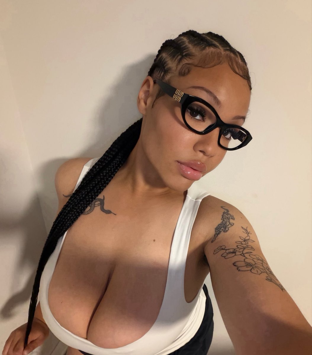 purpleriahvic's tweet photo. What if I snatched you 😏 https://t.co/5CMjEZFOXa