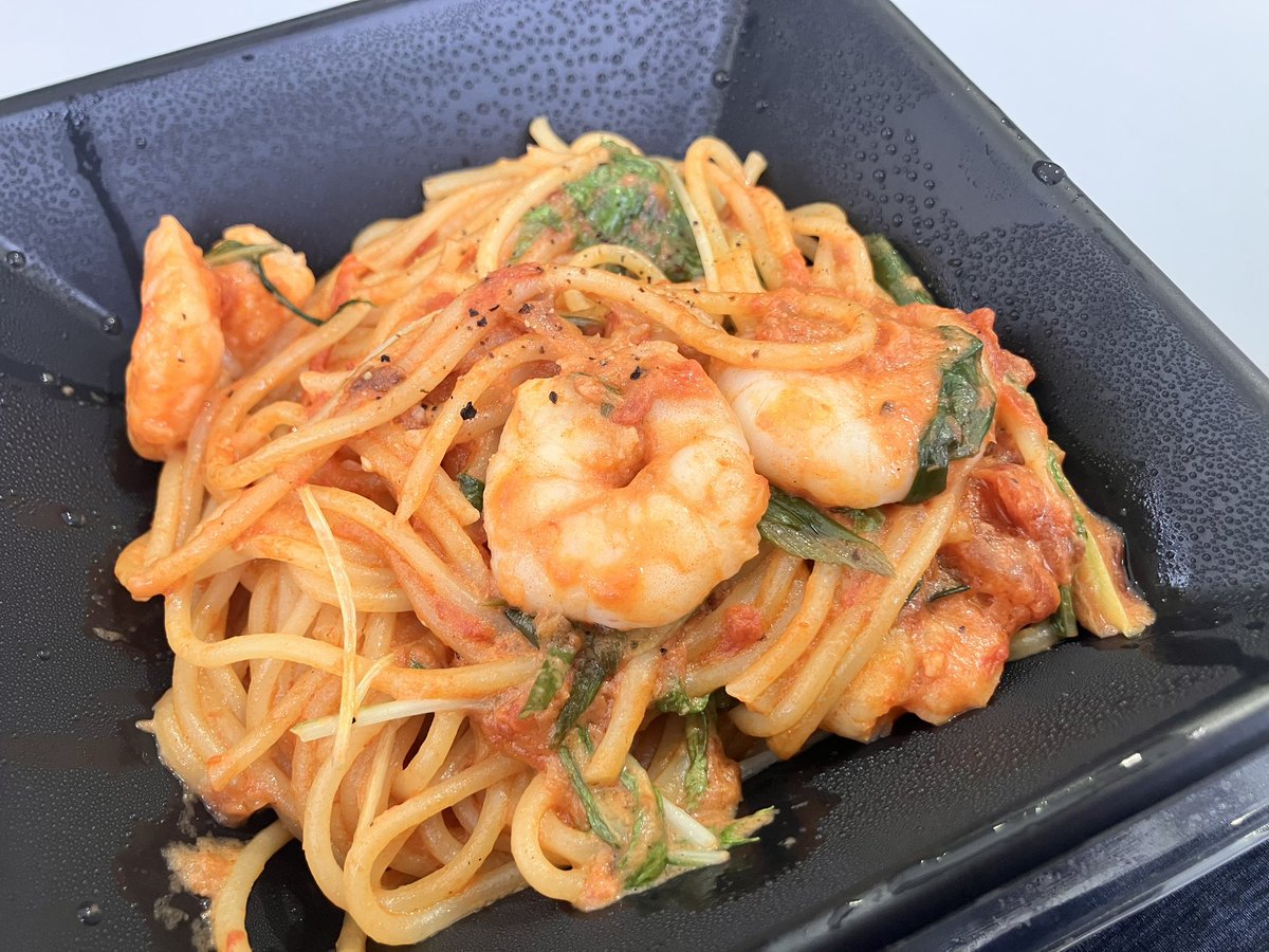 kawashi_vlog's tweet photo. 今日もズッファさんのダブル食い。

パスタはブリンブリンの海老がごろごろ🦐🍅🍝
美味すぎて気づいたら空っぽ…

カレーは分厚いハムカツの食ベ応えが良くて、永遠にハムカツと戯れていたかった🍛

次のホームゲームは10月。食欲の秋はどんなパスタとカレーが出るのかな？
今から待ち遠しい🤤 https://t.co/rvekJQsvkE