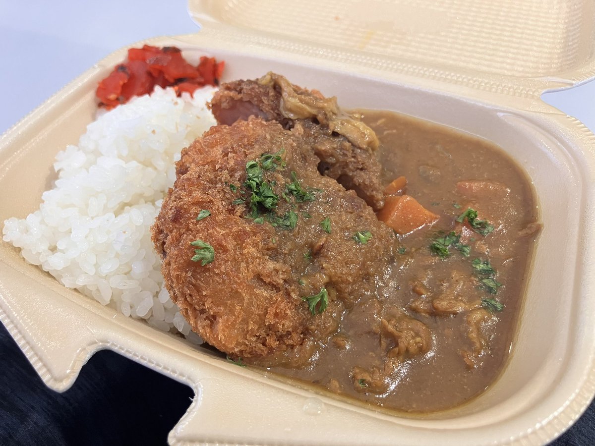 kawashi_vlog's tweet photo. 今日もズッファさんのダブル食い。

パスタはブリンブリンの海老がごろごろ🦐🍅🍝
美味すぎて気づいたら空っぽ…

カレーは分厚いハムカツの食ベ応えが良くて、永遠にハムカツと戯れていたかった🍛

次のホームゲームは10月。食欲の秋はどんなパスタとカレーが出るのかな？
今から待ち遠しい🤤 https://t.co/rvekJQsvkE