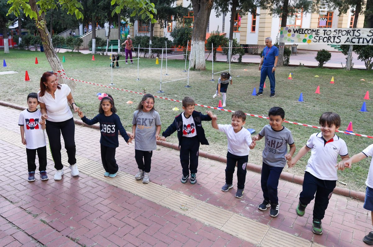 GkvKurumsal's tweet photo. Okulumuza yeni adım atan birinci sınıf öğrencilerimizin okula uyum süreçlerini desteklemek, okul ortamını tanımalarını sağlamak ve yeni arkadaşlıklar kurmalarına fırsat sunmak amacıyla keyifli bir “Okula Hoş Geldin” etkinliği gerçekleştirildi. https://t.co/aFDDICFoFu