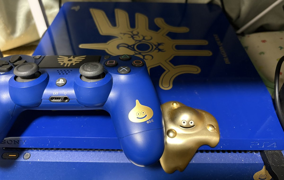 MPD_hosa's tweet photo. 息子に貸してあげてる私のPS4。何だかホコリ被ってる…私は昔からドラクエっ子だったのでSwitch1もドラクエバージョンのは部屋に保管してます。PS4を貸してから週末だけグランツーリスモに夢中になってます。 #ドラゴンクエスト40周年 https://t.co/MAGSFFLN81