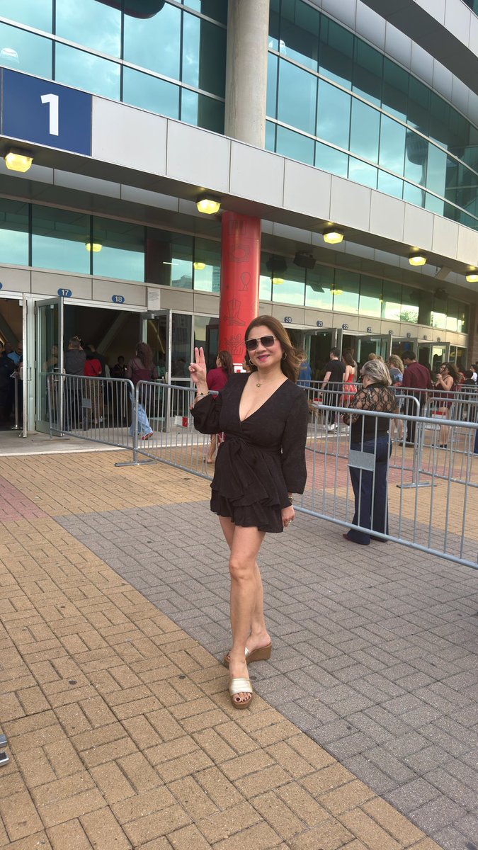 Teslagirl18's tweet photo. Bruno Mars concert was the Best! https://t.co/sp4PhXQg1D