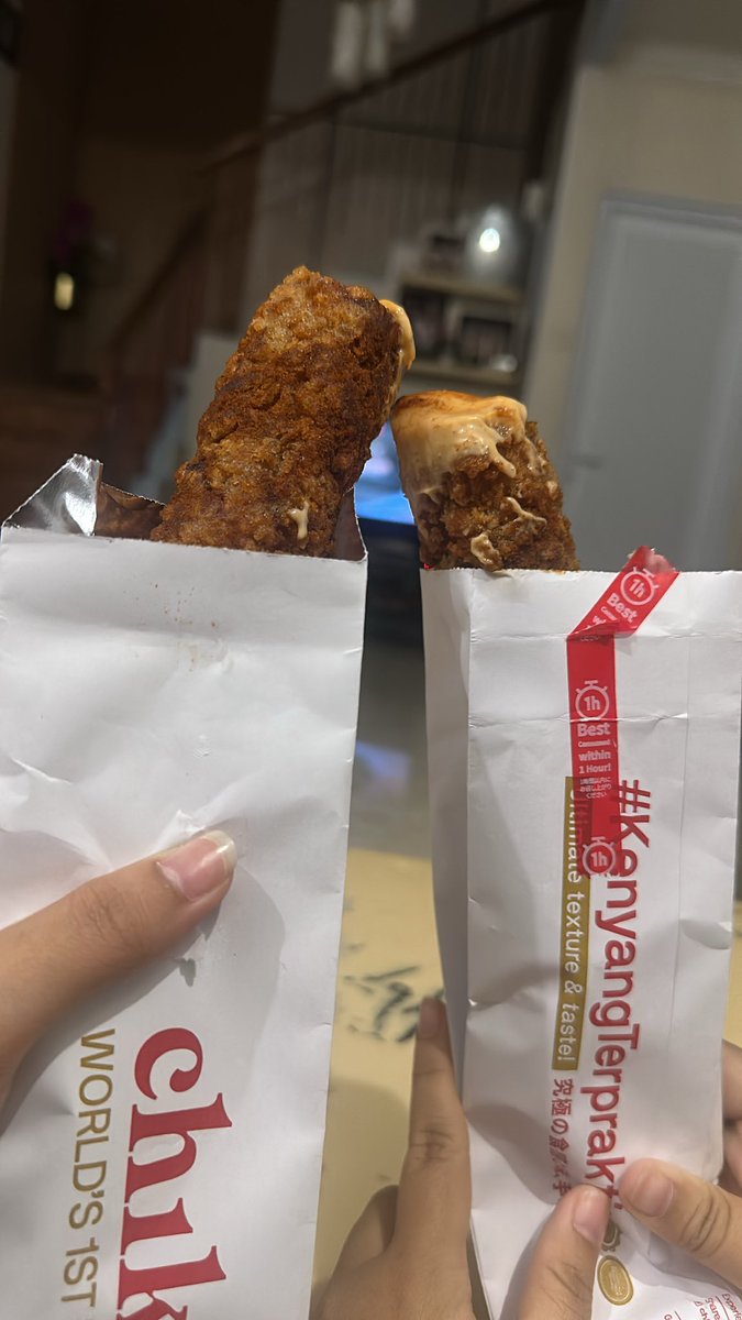 natnatpink's tweet photo. pulang abis makan bakmie, lanjut netflix with chikuro https://t.co/kB9YkQ4ZDu