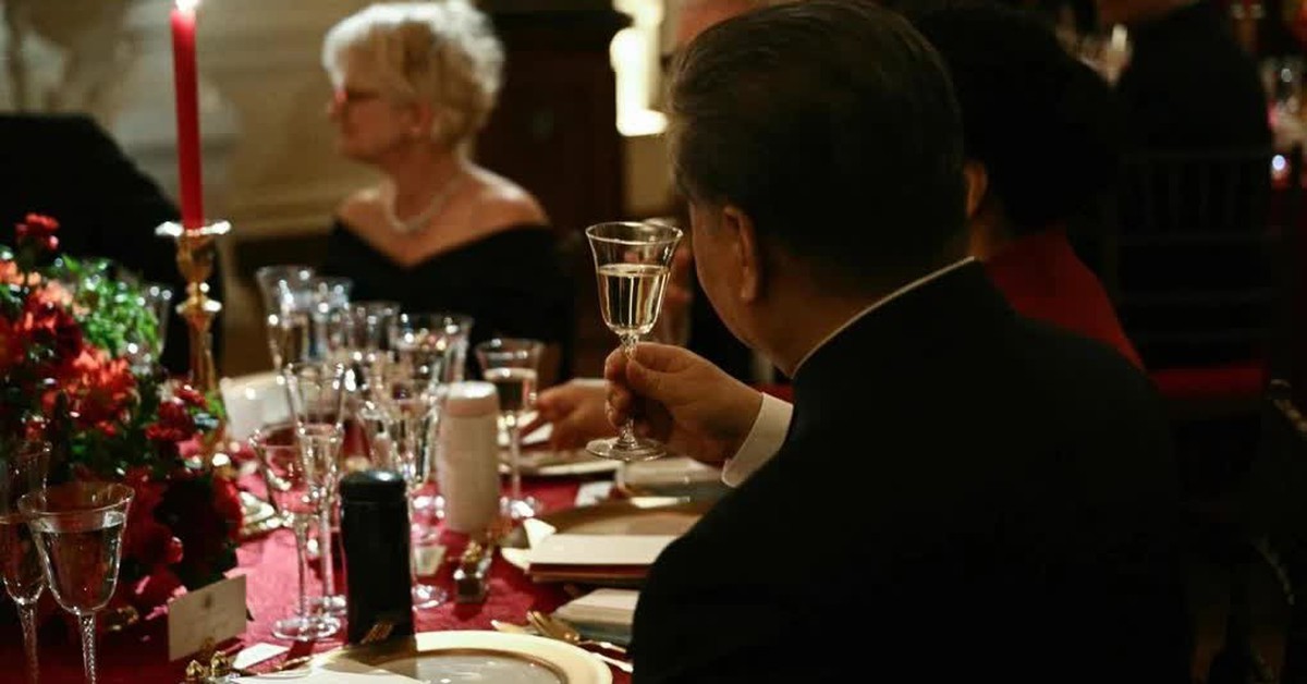 vidor7684's tweet photo. Quốc yến Nhà Trắng tối 24/9 giữa Trump, Tập Cận Bình gây chú ý vì bình giữ nhiệt đen của ông Tập và trắng của bà Bành. Đây phản ánh thói quen uống đồ nóng phổ biến tại Trung Quốc để tốt cho tiêu hóa. Sự kiện có sự tham dự của Elon Musk, Tim Cook. https://t.co/u08HkBcU6i