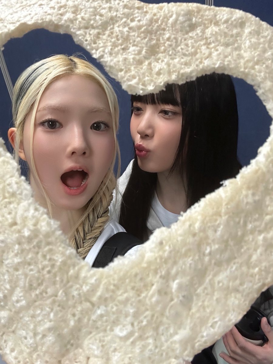 MarkedSeohee's tweet photo. Nomnom https://t.co/GR8bjUyJpD