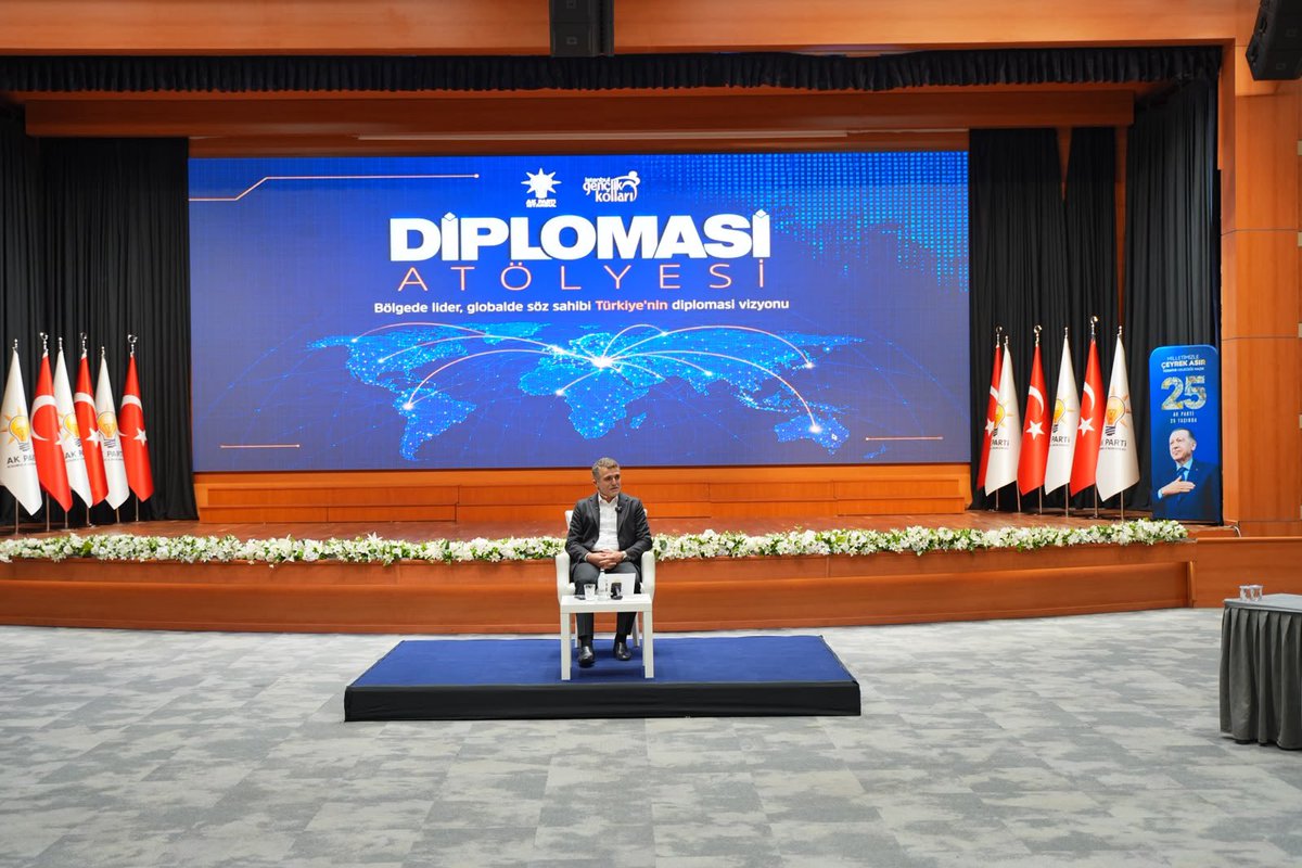 akgencistanbul's tweet photo. 🌐Diplomasi Atölyemizin üçüncü haftasında, İl Başkan Yardımcımız ve Dış İlişkiler Başkanımız Sayın @drfatihtuna ile genç arkadaşlarımız bir araya geldi.

“Değişen Dünyada Türk Dış Politikasının Bölgesel ve Küresel Rolü: Sayın Cumhurbaşkanımızın Birleşmiş Milletler Konuşması Üzerinden Bir Değerlendirme” başlığı kapsamında, Türkiye’nin dış politikadaki bölgesel ve küresel rolü ele alındı.