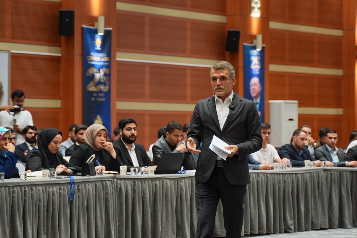 akgencistanbul's tweet photo. 🌐Diplomasi Atölyemizin üçüncü haftasında, İl Başkan Yardımcımız ve Dış İlişkiler Başkanımız Sayın @drfatihtuna ile genç arkadaşlarımız bir araya geldi.

“Değişen Dünyada Türk Dış Politikasının Bölgesel ve Küresel Rolü: Sayın Cumhurbaşkanımızın Birleşmiş Milletler Konuşması Üzerinden Bir Değerlendirme” başlığı kapsamında, Türkiye’nin dış politikadaki bölgesel ve küresel rolü ele alındı.