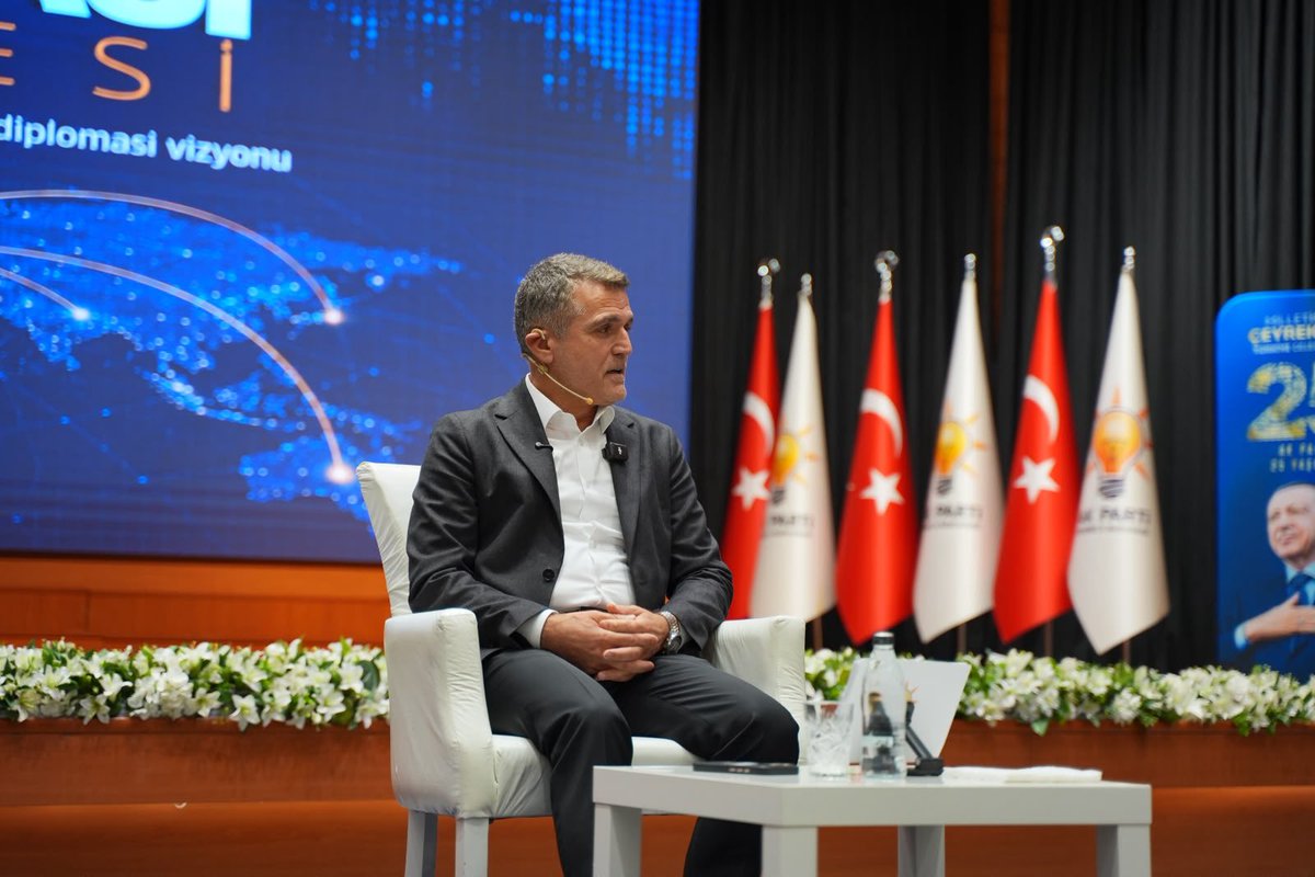 akgencistanbul's tweet photo. 🌐Diplomasi Atölyemizin üçüncü haftasında, İl Başkan Yardımcımız ve Dış İlişkiler Başkanımız Sayın @drfatihtuna ile genç arkadaşlarımız bir araya geldi.

“Değişen Dünyada Türk Dış Politikasının Bölgesel ve Küresel Rolü: Sayın Cumhurbaşkanımızın Birleşmiş Milletler Konuşması Üzerinden Bir Değerlendirme” başlığı kapsamında, Türkiye’nin dış politikadaki bölgesel ve küresel rolü ele alındı.