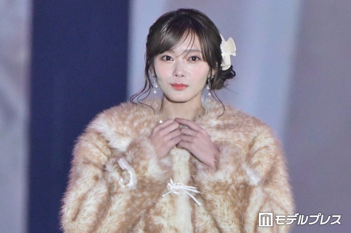 modelpress's tweet photo. 【♥️Rakuten GirlsAward 2026 A/W🍰🍭】

櫻坂46田村保乃
ふわふわファーコート×ミニ丈スカート

冬のフェミニンコーデで観客魅了❄️
https://t.co/hZ5l7YU8pF

#ガルアワ2026AW https://t.co/xR79HtAaRi