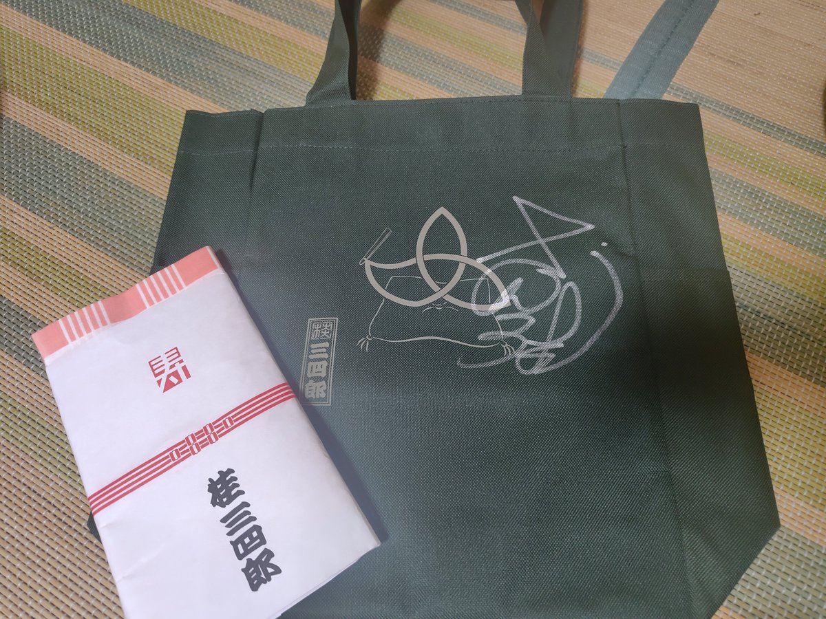 Suratannn's tweet photo. 初めて落語の独演会なるものに行った。
寄席はオモ���イ人たちが次から次へと出てくる楽しみがあるけど、独演会のネタは世界観が深くて没頭できるんですね。
枕もたっぷり聞けて贅沢ですねえ。

桂三四郎師匠の喋りはホント心地よい。免疫上がった感じがする。民度も高い

サインありがとうございます！ https://t.co/I72CcNM0c6