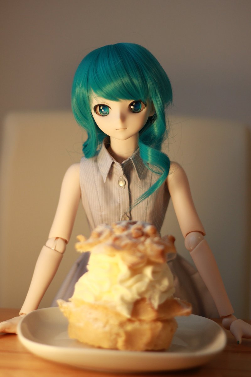 moe2_kyun's tweet photo. まさか、そのシュークリーム、一人で食べるつもり？😒
私にも少しちょうだい！😋 https://t.co/iEpbqF8I1b