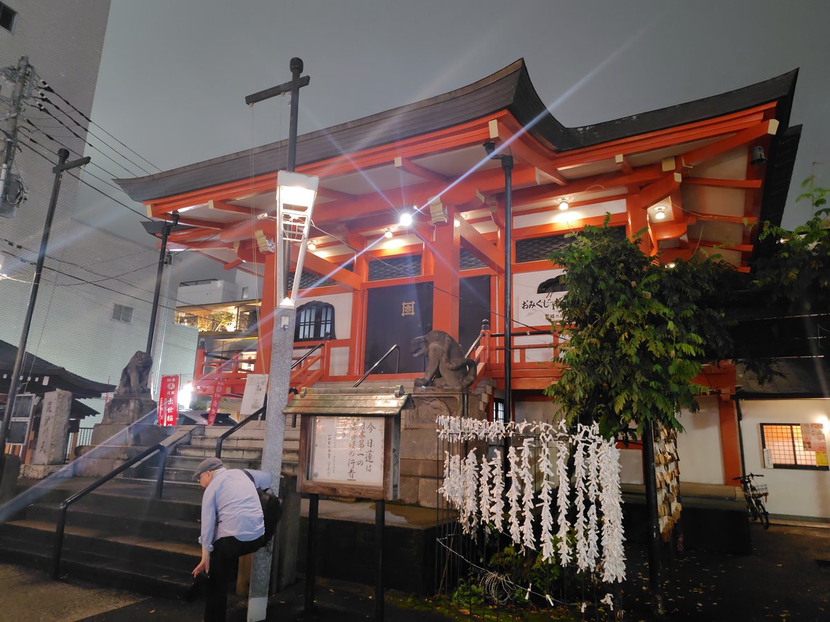 Suratannn's tweet photo. 初めて落語の独演会なるものに行った。
寄席はオモ���イ人たちが次から次へと出てくる楽しみがあるけど、独演会のネタは世界観が深くて没頭できるんですね。
枕もたっぷり聞けて贅沢ですねえ。

桂三四郎師匠の喋りはホント心地よい。免疫上がった感じがする。民度も高い

サインありがとうございます！ https://t.co/I72CcNM0c6