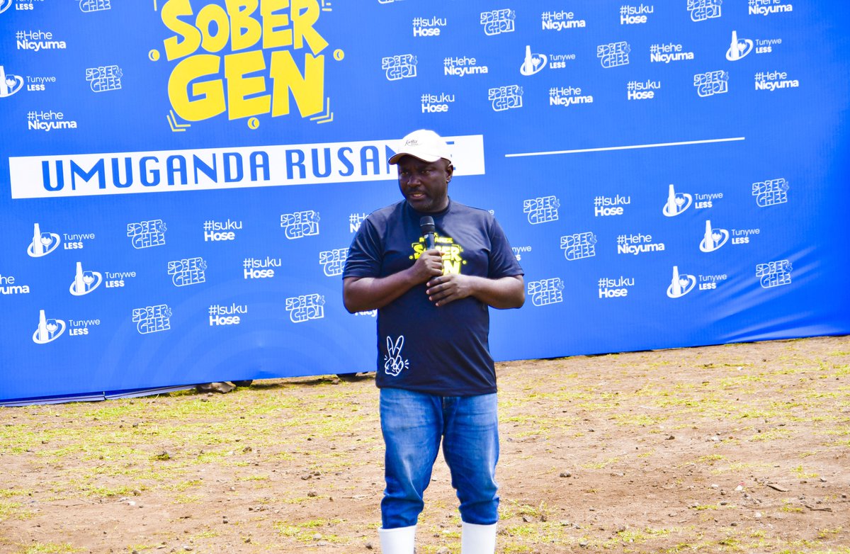 RwandaNorth's tweet photo. Guverineri @gahundemaurice yibukije abitabiriye umuganda ko mu Kwezi k'Ukwakira hateganyijwe imvura nyinshi, bityo ko buri wese akwiye kwitegura hakiri kare: gusibura imiyoboro y’amazi, gufata amazi aturuka ku nyubako, kuzirika ibisenge neza no kuva mu manegeka ku gihe https://t.co/mbJm3S1zuB