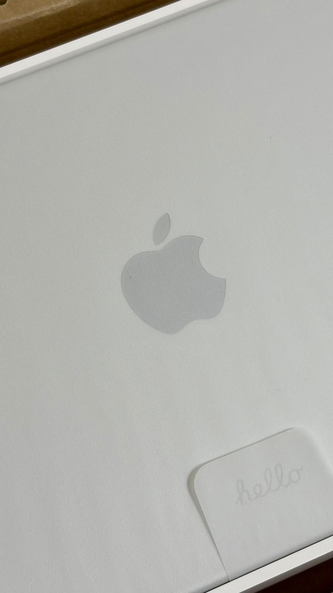 teaxlatte's tweet photo. Macデビュー。
20年以上Windows 使ってきたけど、PCの不具合をきっかけに乗換。設定がどうこう以前に、タッチパッドの使い方がわからない。左上の信号機🚥みたいなボタンはなんなんだ...こんなのiPhoneにはないぞ https://t.co/QhdadWJBi9