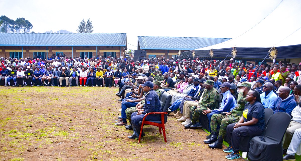 RwandaNorth's tweet photo. Guverineri @gahundemaurice yibukije abitabiriye umuganda ko mu Kwezi k'Ukwakira hateganyijwe imvura nyinshi, bityo ko buri wese akwiye kwitegura hakiri kare: gusibura imiyoboro y’amazi, gufata amazi aturuka ku nyubako, kuzirika ibisenge neza no kuva mu manegeka ku gihe https://t.co/mbJm3S1zuB