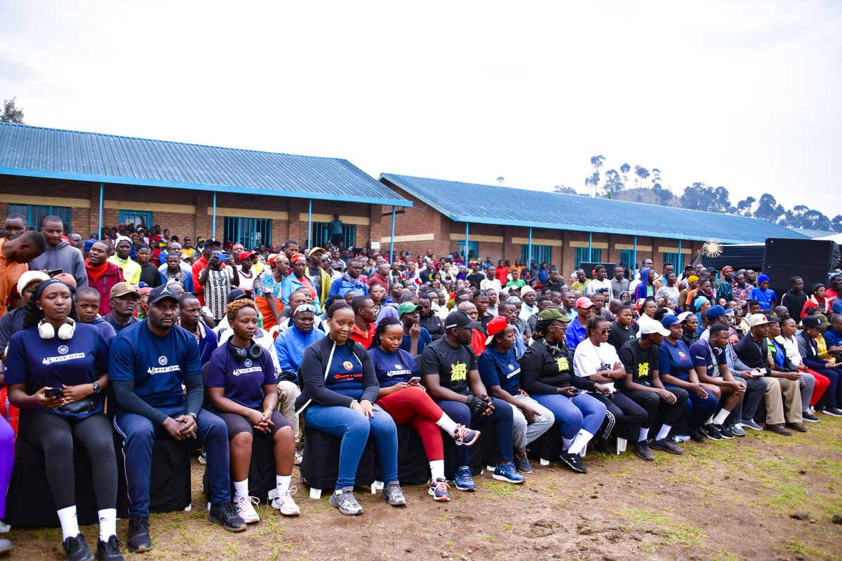 RwandaNorth's tweet photo. Guverineri @gahundemaurice yibukije abitabiriye umuganda ko mu Kwezi k'Ukwakira hateganyijwe imvura nyinshi, bityo ko buri wese akwiye kwitegura hakiri kare: gusibura imiyoboro y’amazi, gufata amazi aturuka ku nyubako, kuzirika ibisenge neza no kuva mu manegeka ku gihe https://t.co/mbJm3S1zuB