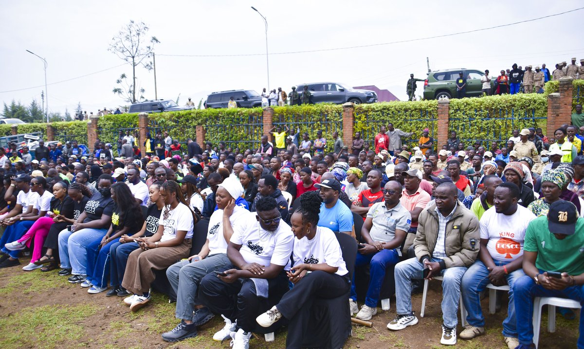 RwandaNorth's tweet photo. Guverineri @gahundemaurice yibukije abitabiriye umuganda ko mu Kwezi k'Ukwakira hateganyijwe imvura nyinshi, bityo ko buri wese akwiye kwitegura hakiri kare: gusibura imiyoboro y’amazi, gufata amazi aturuka ku nyubako, kuzirika ibisenge neza no kuva mu manegeka ku gihe https://t.co/mbJm3S1zuB