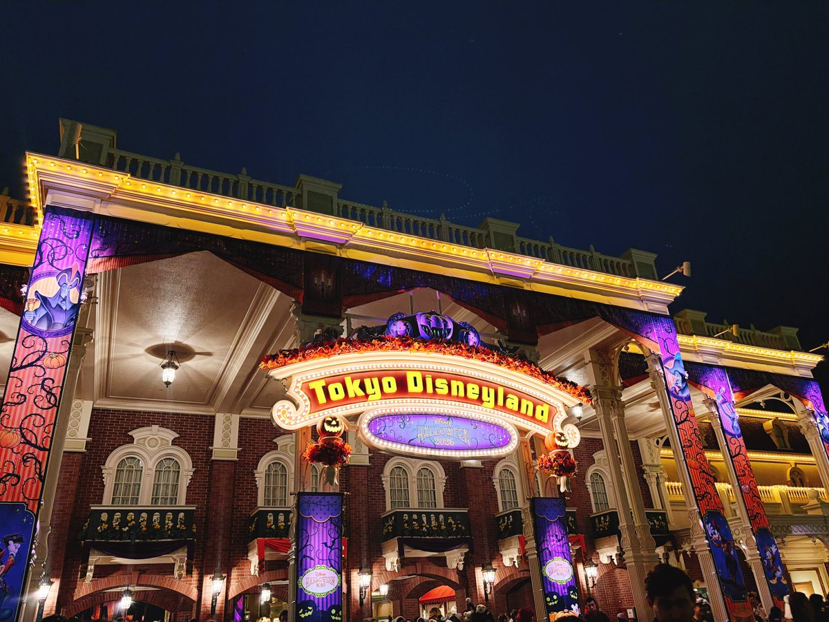 ageha328's tweet photo. 今日はあめちゃんとディズニーランドへ🏰

ホンテ、まほもの、ビッグサンダーにスタツア、ハニーハントなどなどアトラクめちゃ楽しみつつ、サンデーもアップルティーソーダも忘れず、マジカルミュージックワールドもめちゃくちゃいい席で見られて、最後花火まで完璧な1日でした🎃

本当にありがとう😭 https://t.co/eTYWLXUrbo