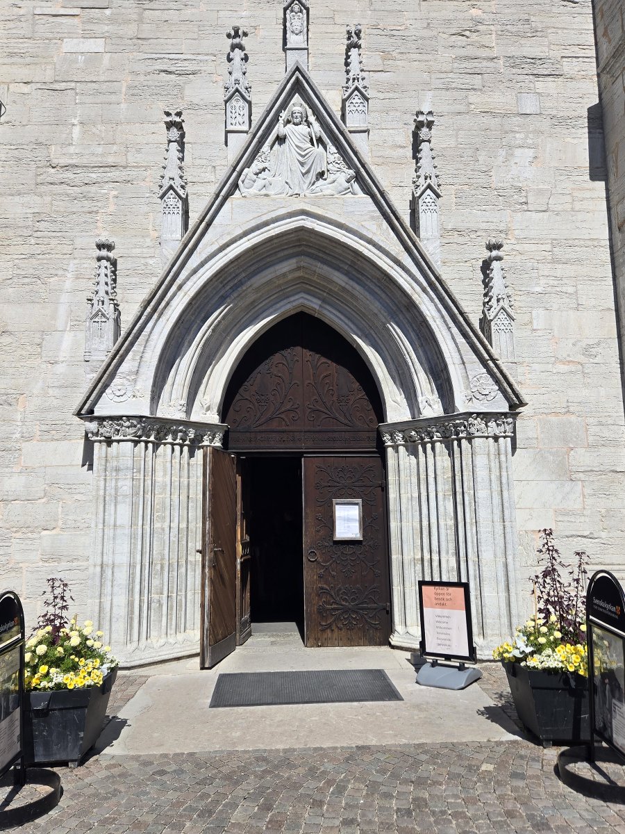 Andy_FSTA2025's tweet photo. The ornate entrance to Visby Cathedral. It took almost 10 minutes to get a picture without someone in it. #HighSeason #TooManyTourists https://t.co/PtrJZkZV1K