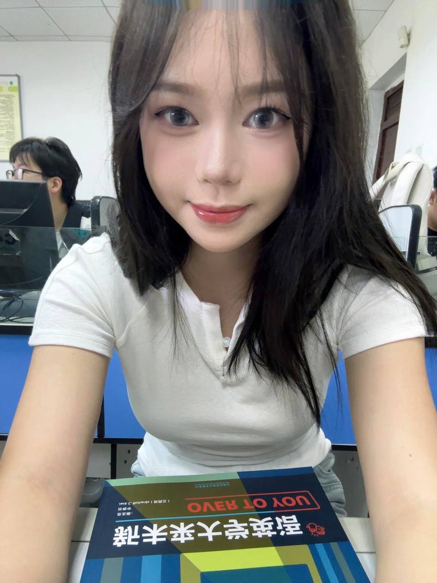 hailey63pd6's tweet photo. 人机滚一边，现在来一个正常男生，信不信我分分钟把你聊🐍了 https://t.co/D1uw4yvsak